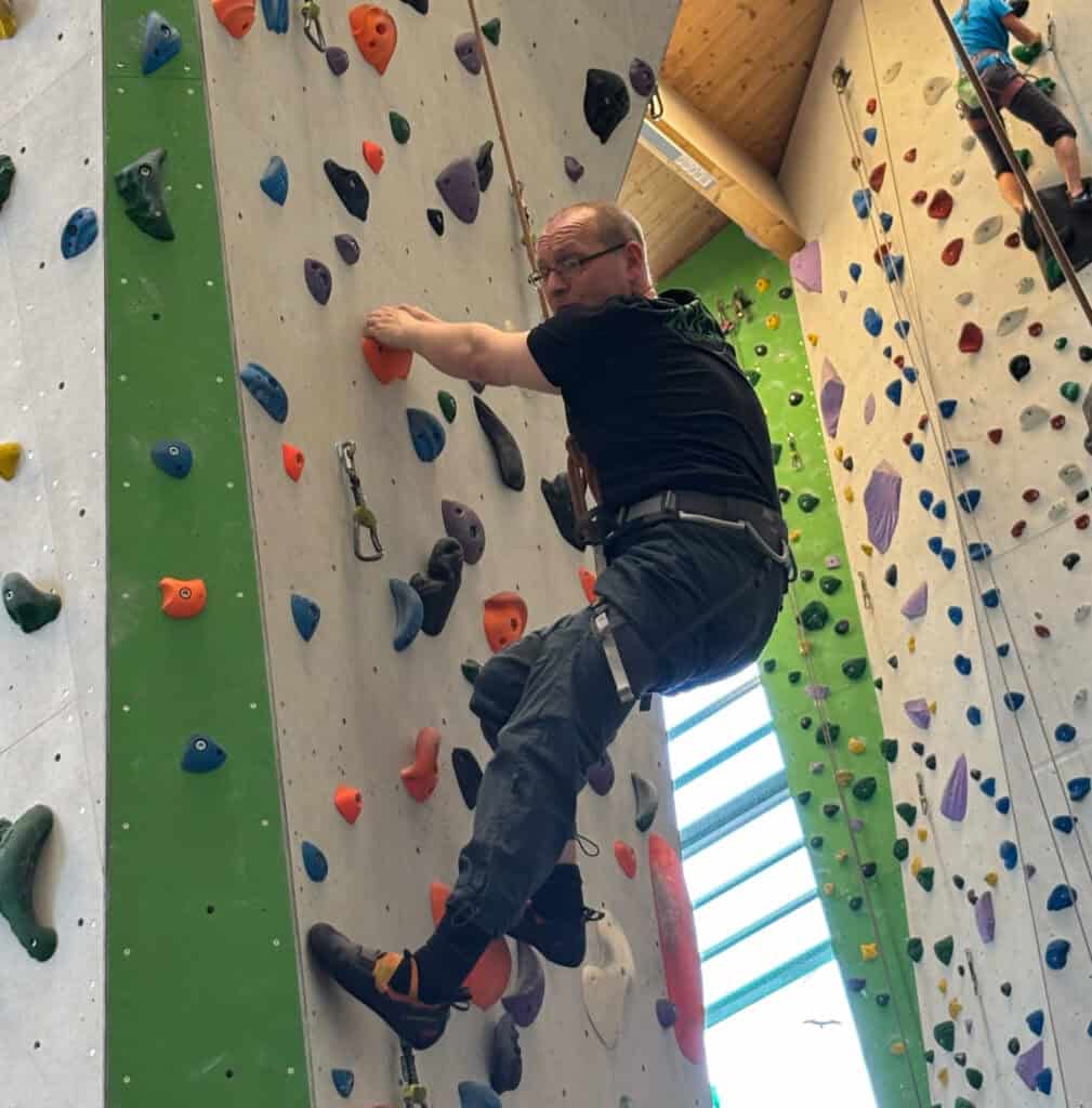 Sascha klettert in der Kletterhalle