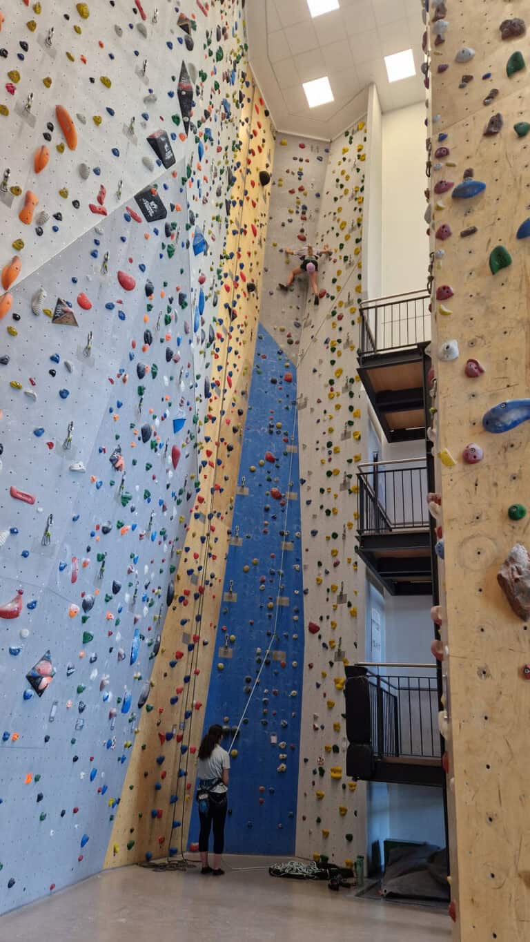 Einblick in den Kletterbereich der Kletterhalle Deggendorf