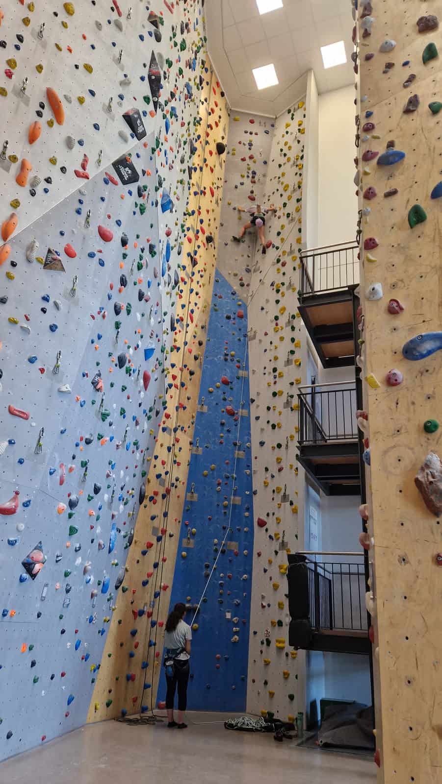 Einblick in den Kletterbereich der Kletterhalle Deggendorf