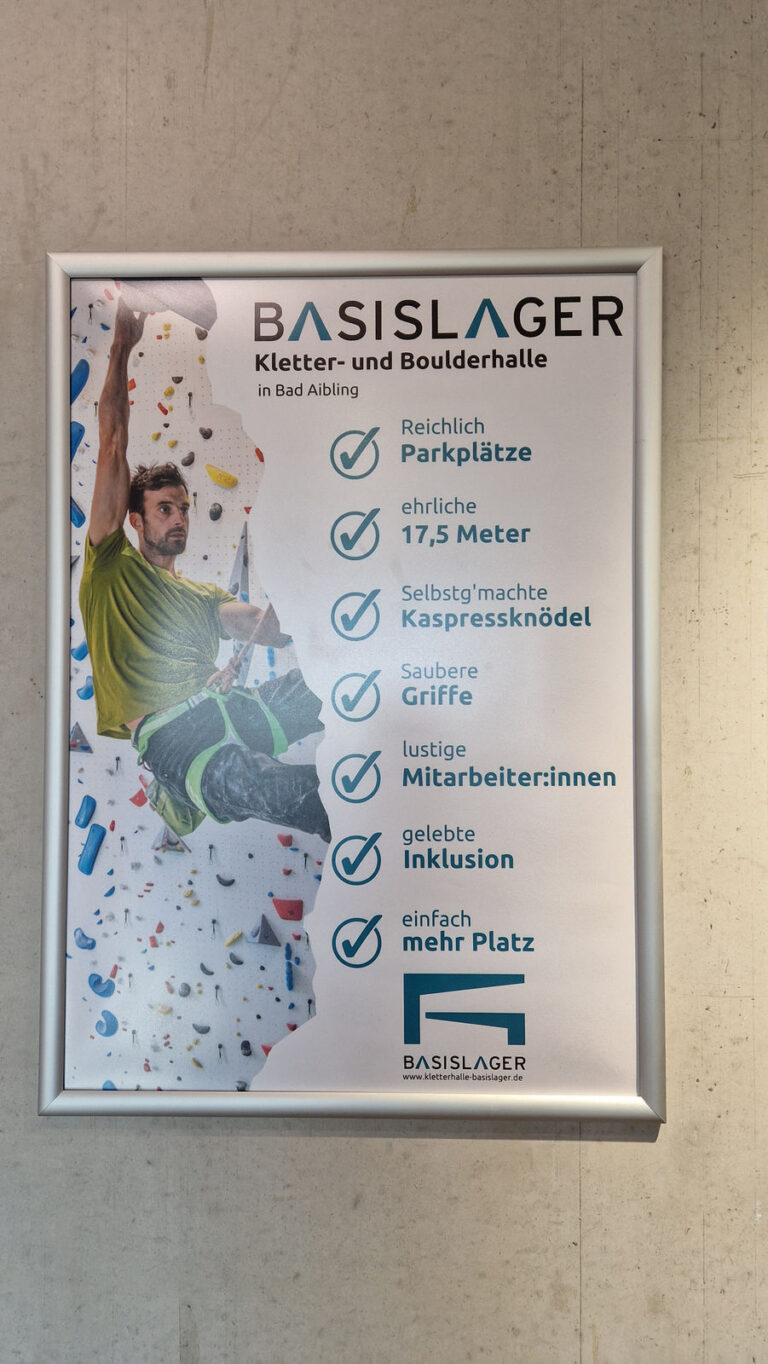Plakat mit den Features des Basislagers in Bad Aibling