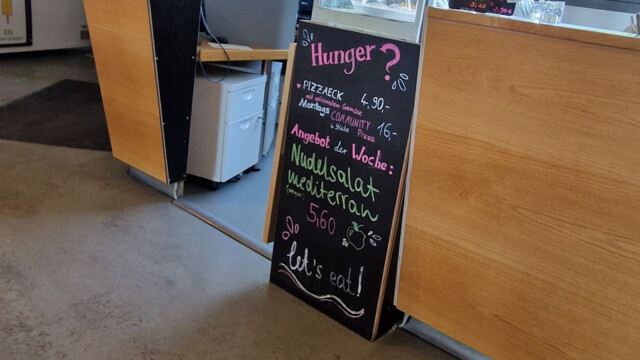 Tafel mit Speisenangebot im der Kletterhalle Regensburg