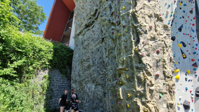 Kletterhalle DAV Regensburg Kunstfels mit Griffen