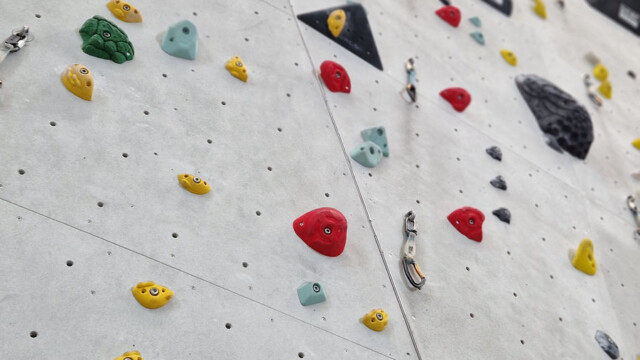 Blick an die Kletterwand Bambule
