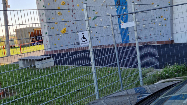 Schild zum Behindertenparkplatz vor der DAV Kletterhalle in Deggendorf
