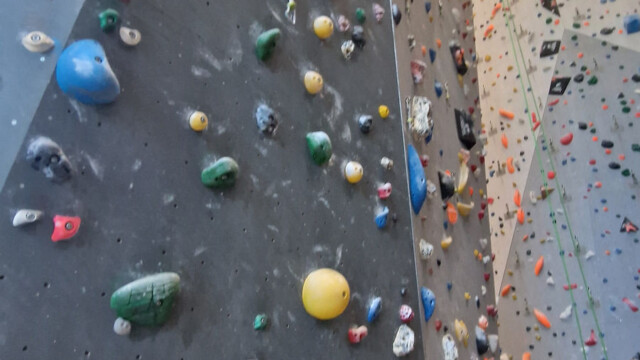 Einblick in die Kletterhalle ES-Vertikal in Deggendorf aus der Rollstuhl Perspektive