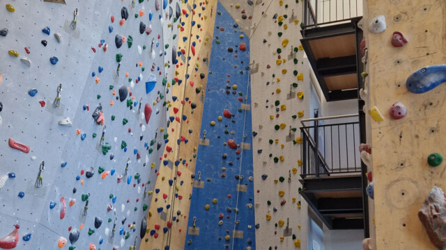 Einblick in den Kletterbereich der Kletterhalle Deggendorf