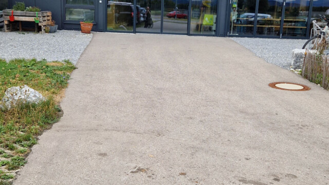 Blick vom Parkplatz Richtung Eingang.