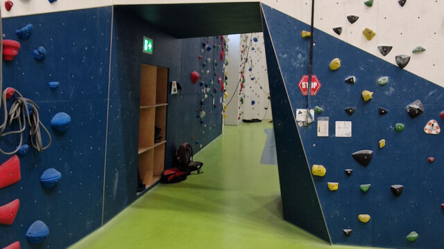 Durchgang von der Kurshalle zur Haupthalle