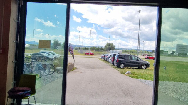 Blick vom Halleneingang zum Behindertenparkplatz.