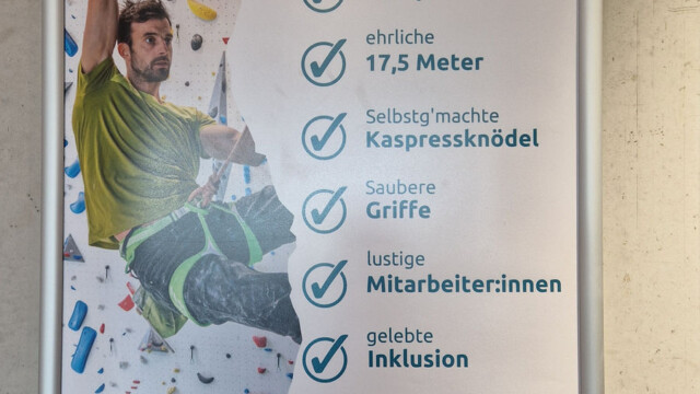 Plakat mit den Features des Basislagers in Bad Aibling