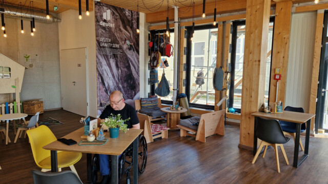 Bistro - praktische Tische für Rollstuhlfahrer.